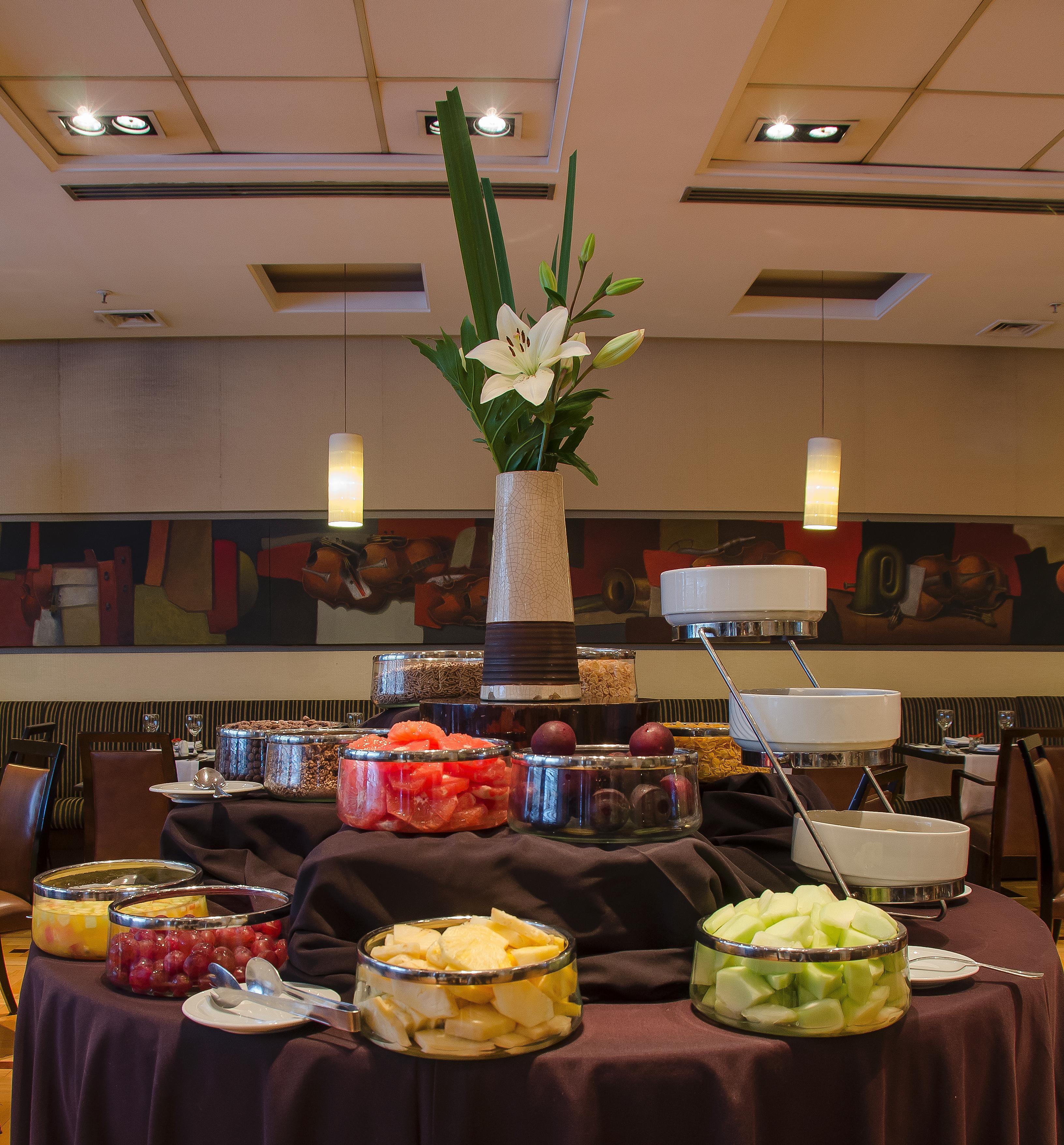 Regal Pacific Puerto Madero Hotel Буенос Айрес Екстериор снимка A fruit salad buffet