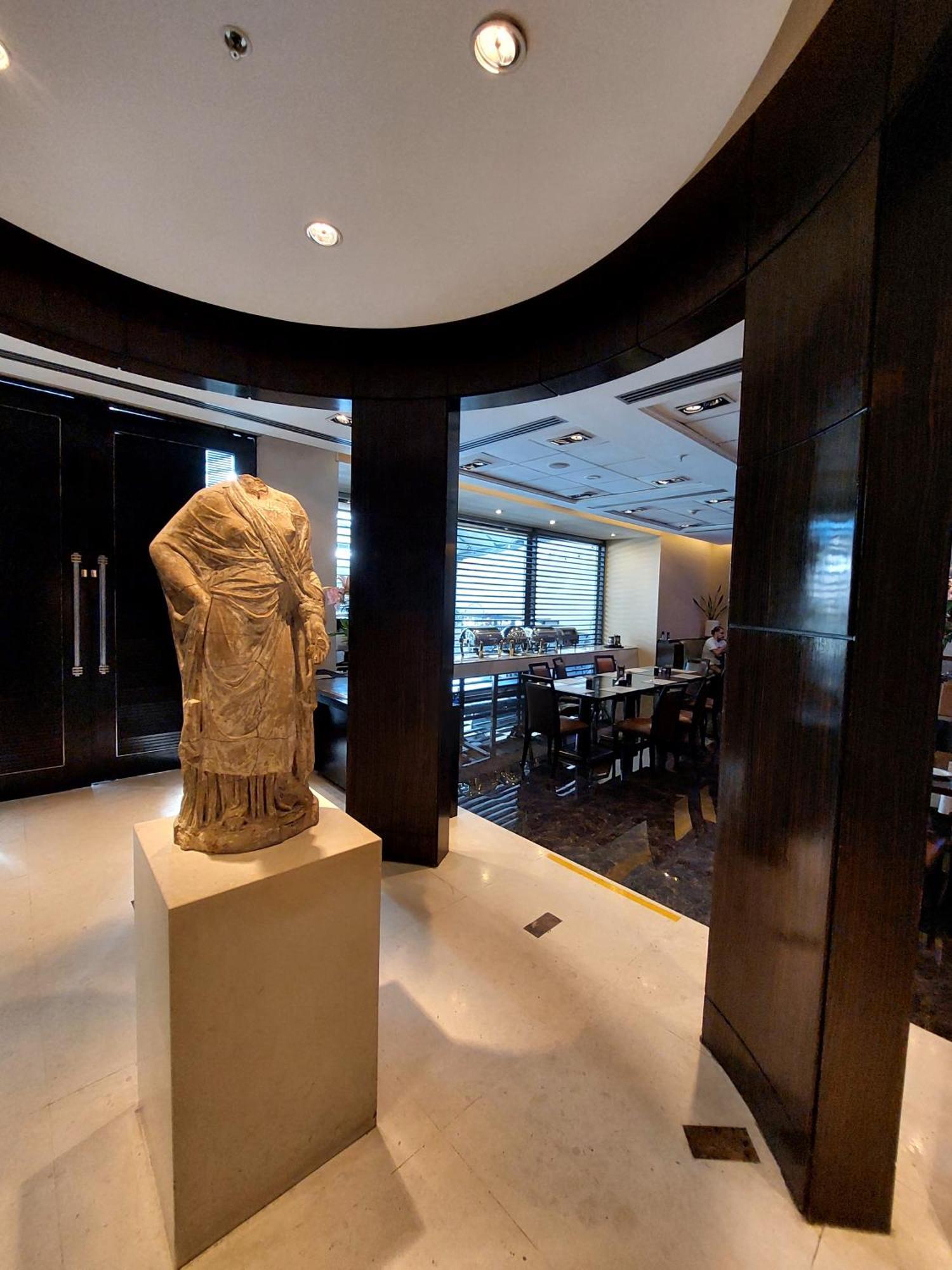 Regal Pacific Puerto Madero Hotel Буенос Айрес Екстериор снимка The statue of the Lady of Galat in the lobby of the hotel