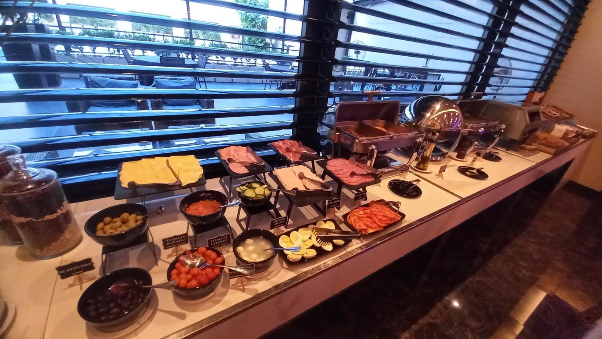 Regal Pacific Puerto Madero Hotel Буенос Айрес Екстериор снимка A buffet at a hotel
