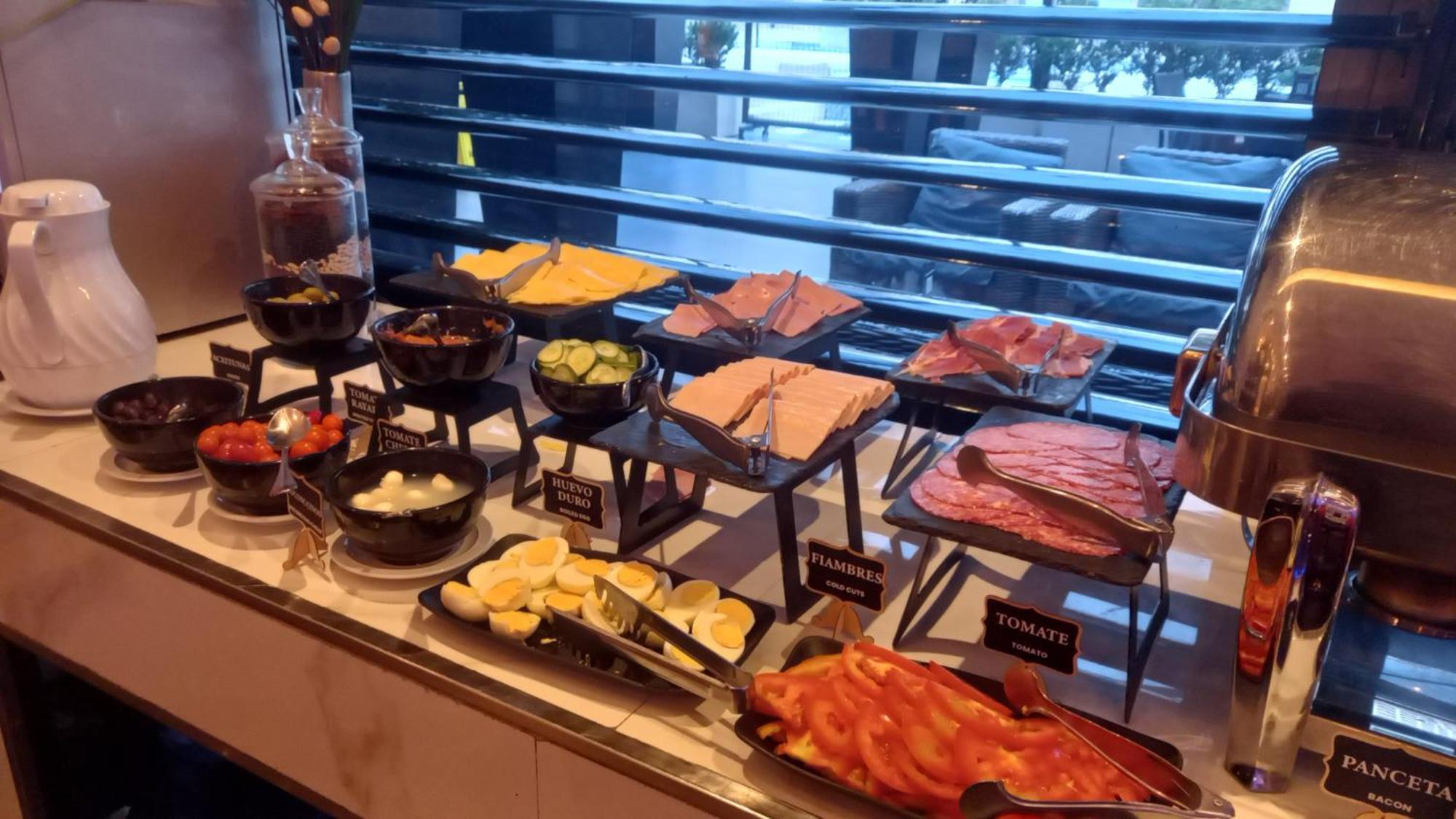 Regal Pacific Puerto Madero Hotel Буенос Айрес Екстериор снимка A buffet at a hotel