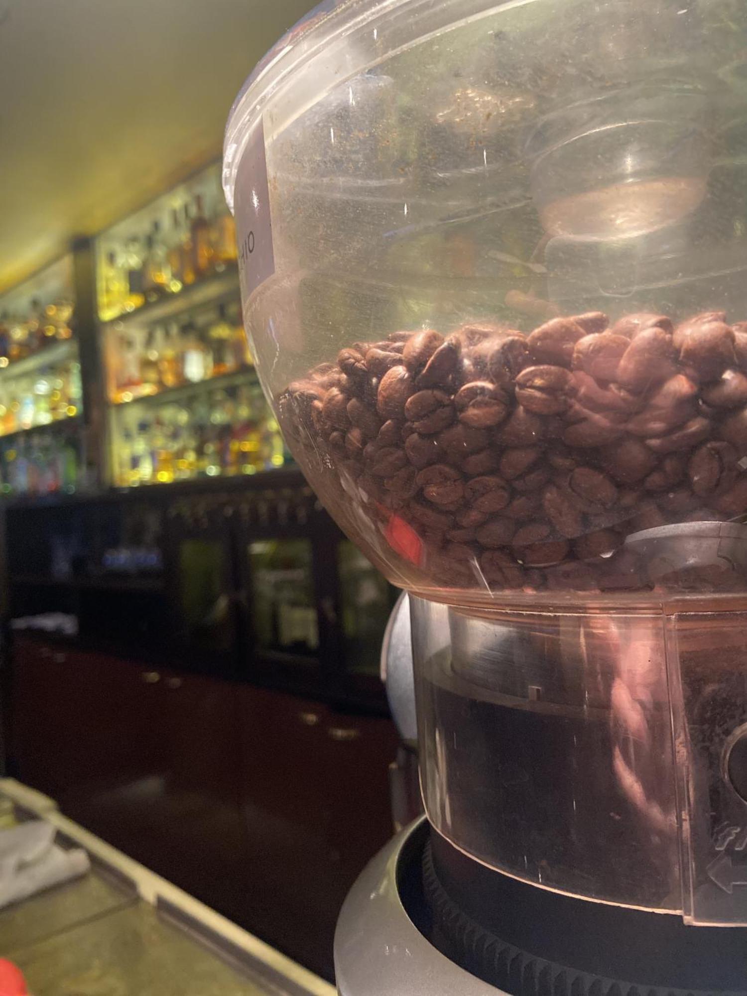 Regal Pacific Puerto Madero Hotel Буенос Айрес Екстериор снимка Coffee beans in a coffee grinder