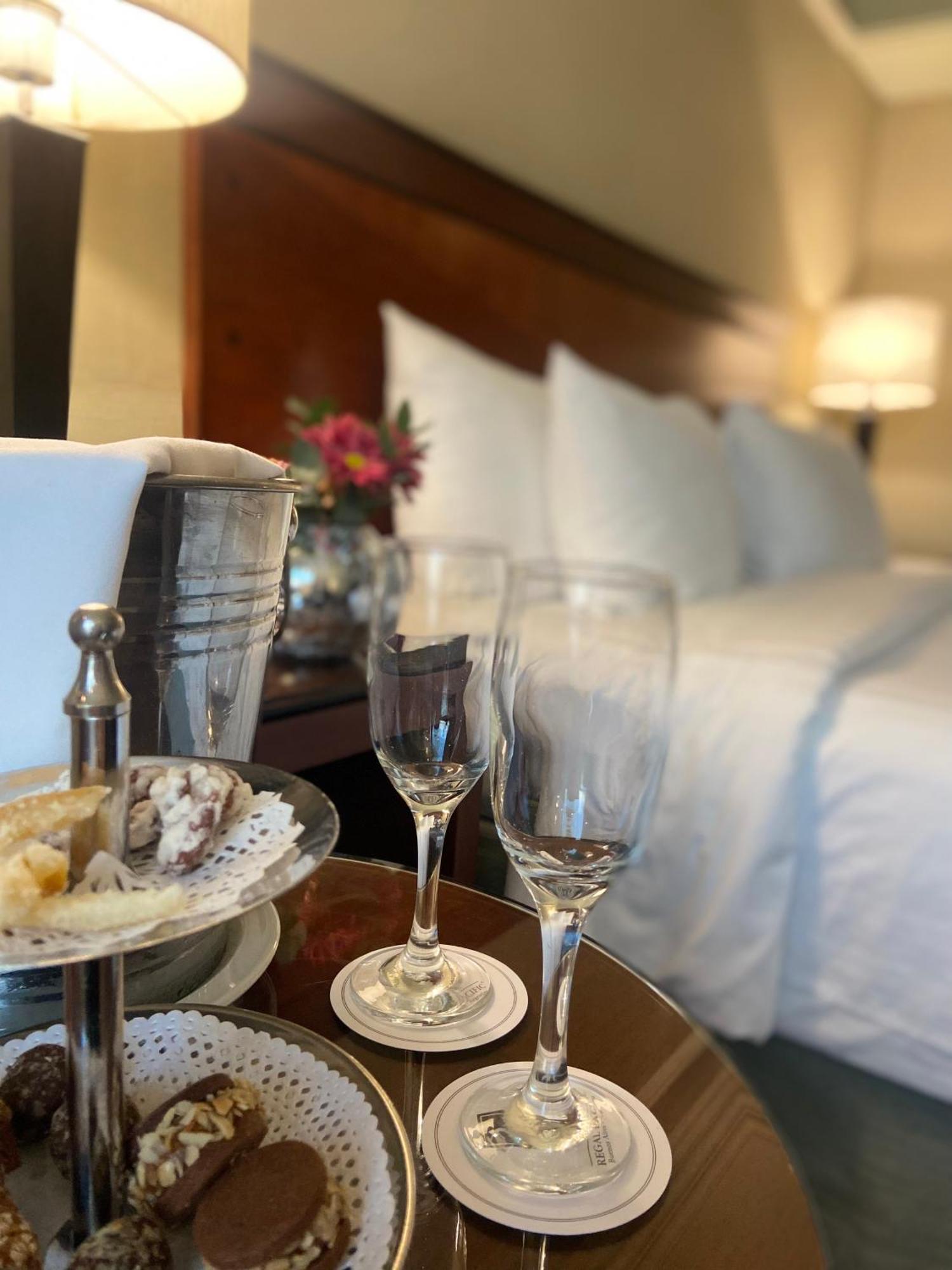 Regal Pacific Puerto Madero Hotel Буенос Айрес Екстериор снимка Champagne in a hotel room