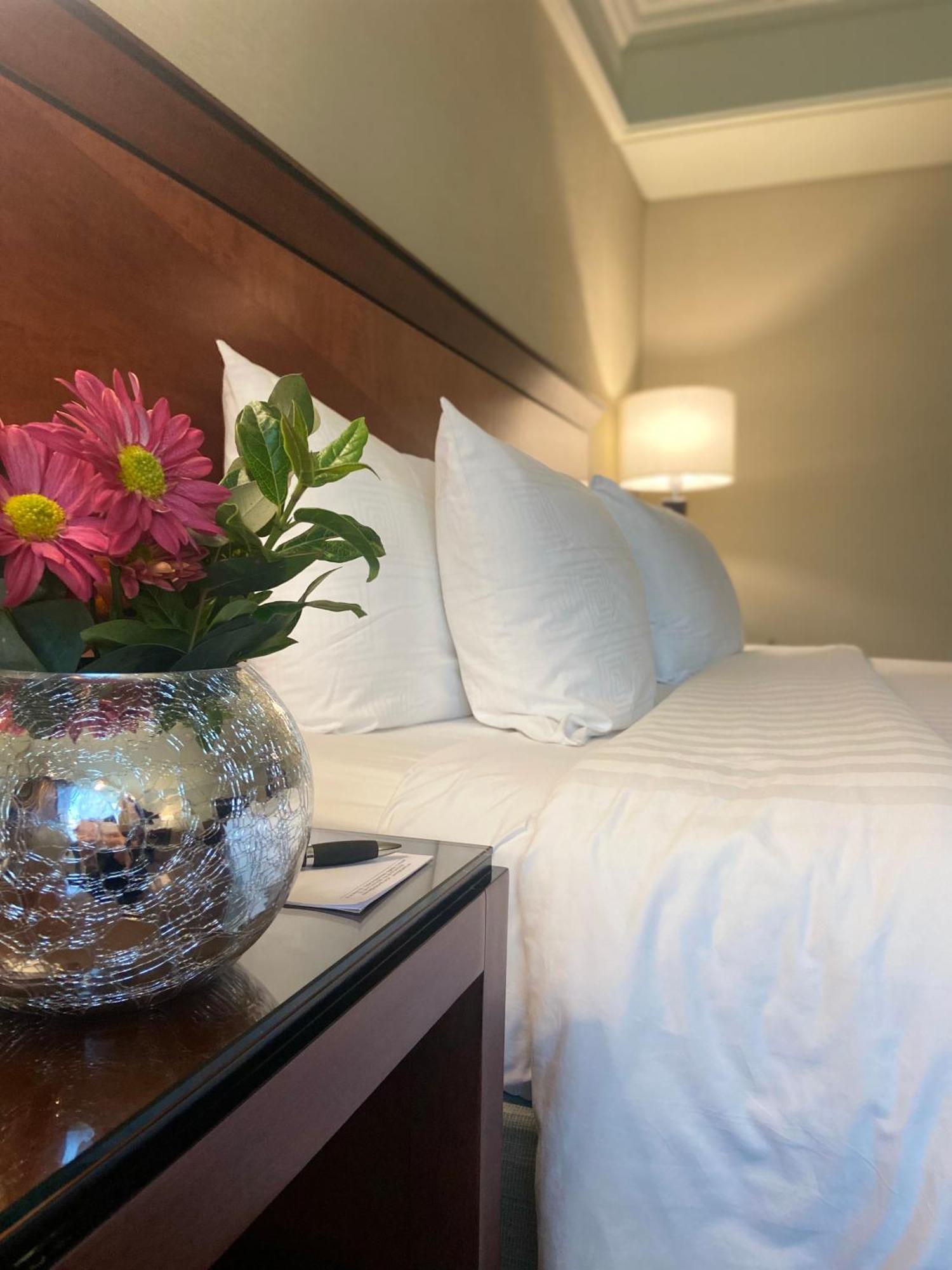 Regal Pacific Puerto Madero Hotel Буенос Айрес Екстериор снимка A bed at the Hilton Garden Inn