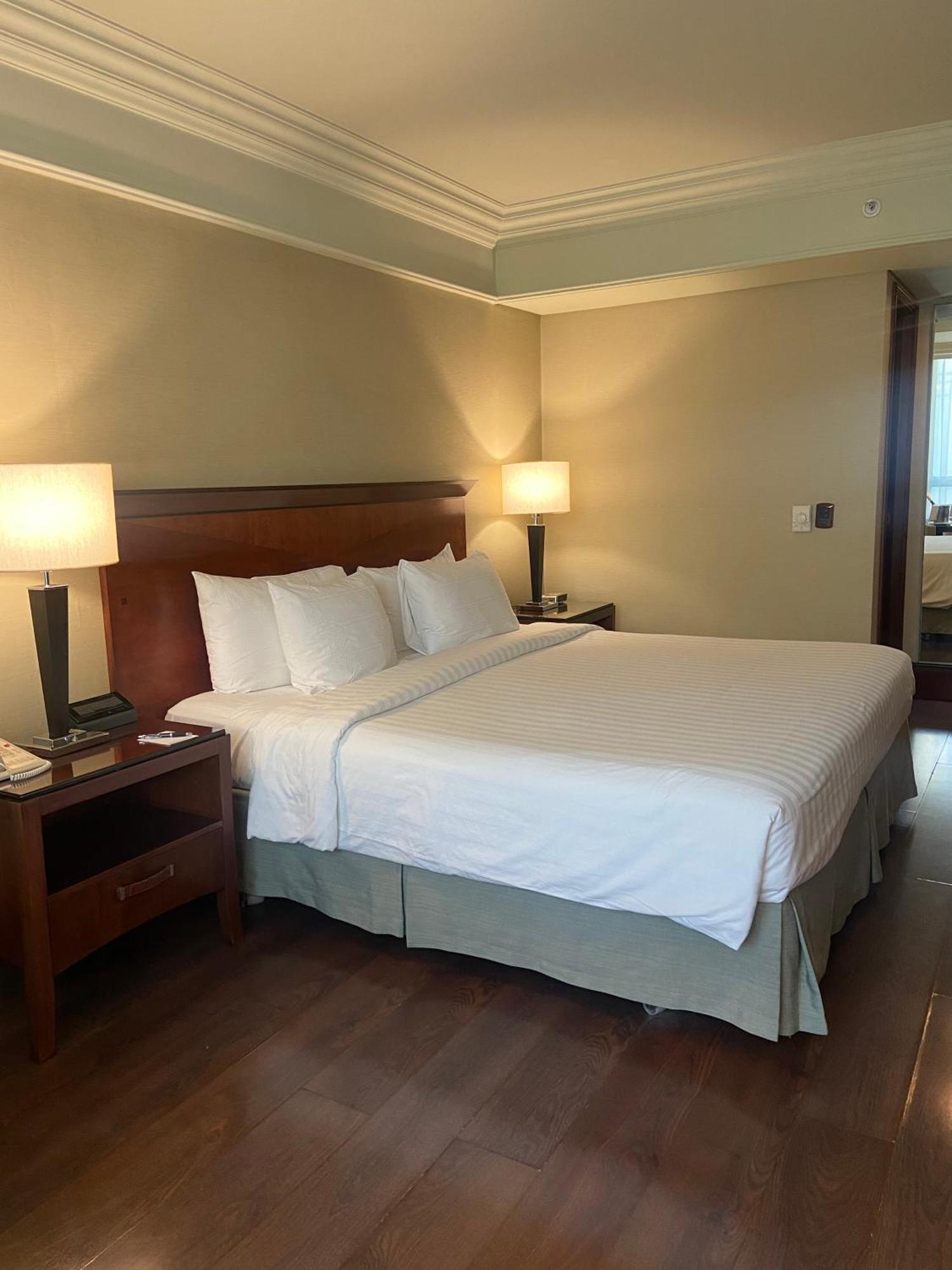 Regal Pacific Puerto Madero Hotel Буенос Айрес Екстериор снимка A guest room at the Hilton Garden Inn in San Francisco, California