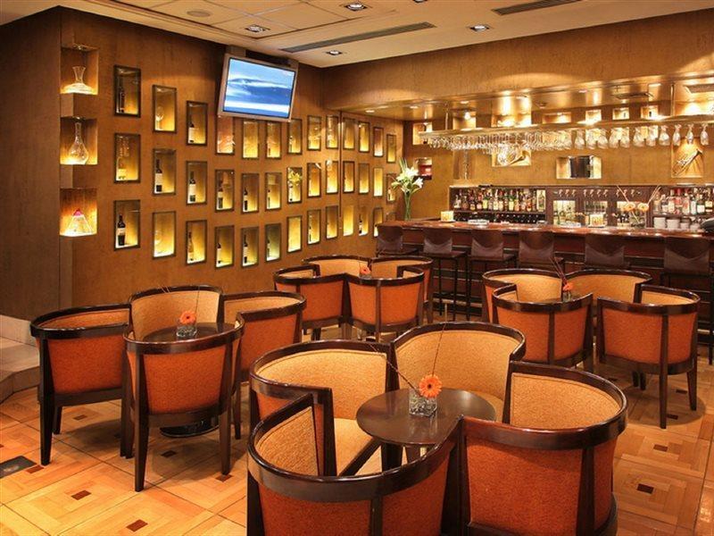 Regal Pacific Puerto Madero Hotel Буенос Айрес Екстериор снимка The bar at the Hong Kong International Financial Centre lounge