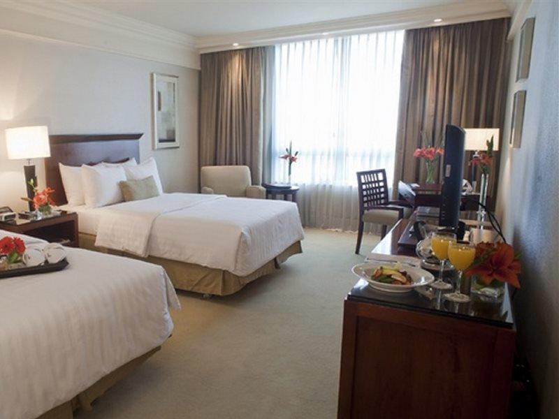 Regal Pacific Puerto Madero Hotel Буенос Айрес Екстериор снимка A room at the hotel